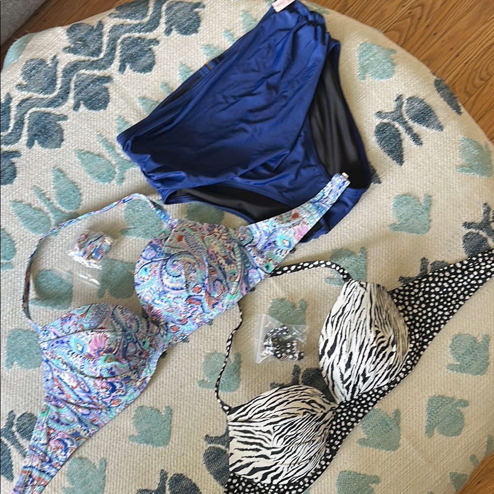 2 Victorias Secret tops 1 bottom Pieces